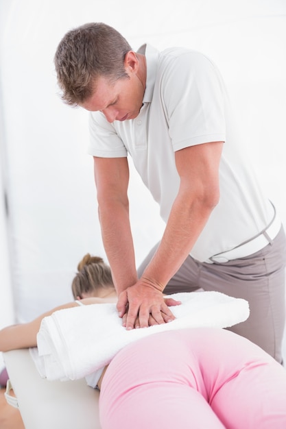 Физиотерапевт делает массаж спины