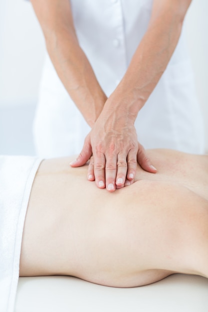 Физиотерапевт делает массаж спины