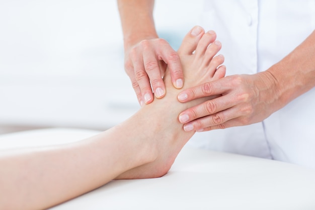 Photo physiotherapist doing foot massage