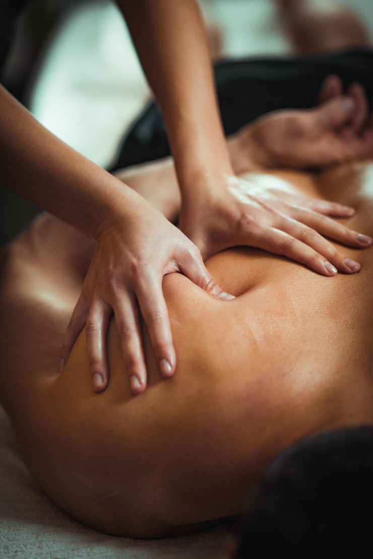 Photo physiotherapist massaging male patient with injured shoulder blade muscle sports injury treatment