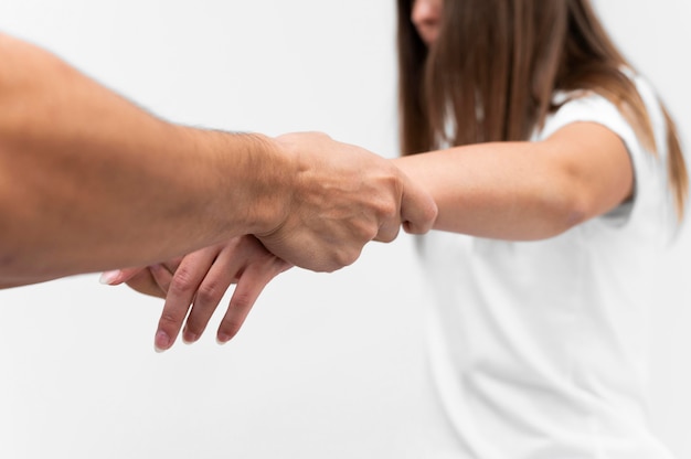 Foto fisioterapista che massaggia il polso della donna