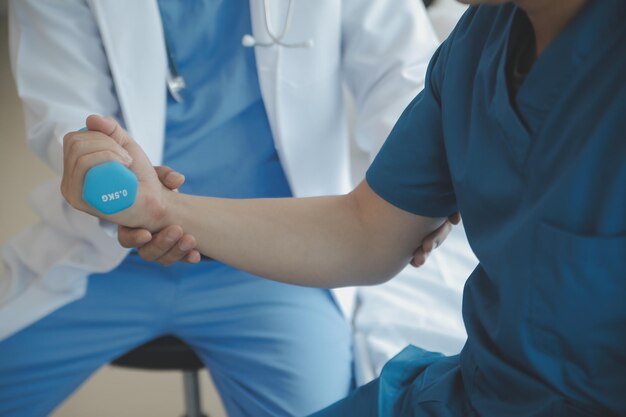 Photo physiotherapist working with patient in clinic