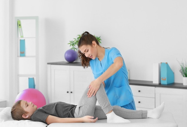 Photo physiotherapist working with patient in clinic