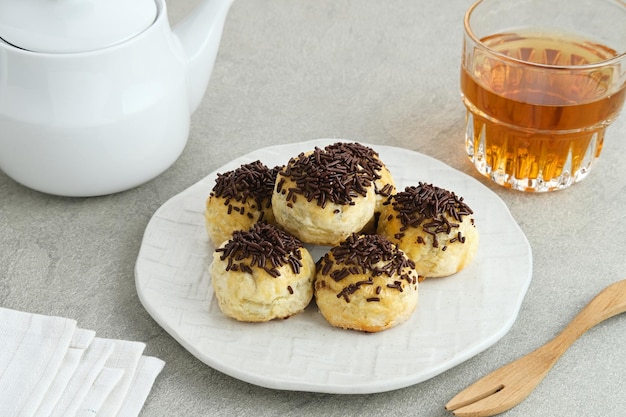 Pia crispy with chocolate filling, pastry with layered smooth\
skin texture, sweet and savory