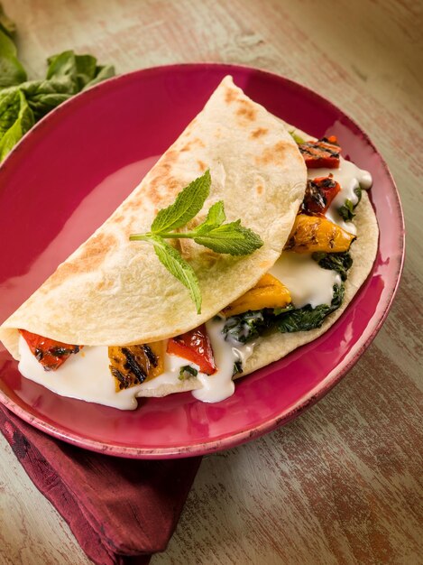 Piadina met spinazie gegrilde paprika en kaas