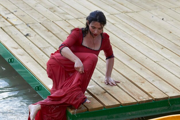 Foto pianista che esce dall'acqua