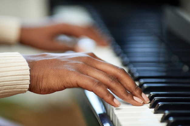 Pianist die piano speelt