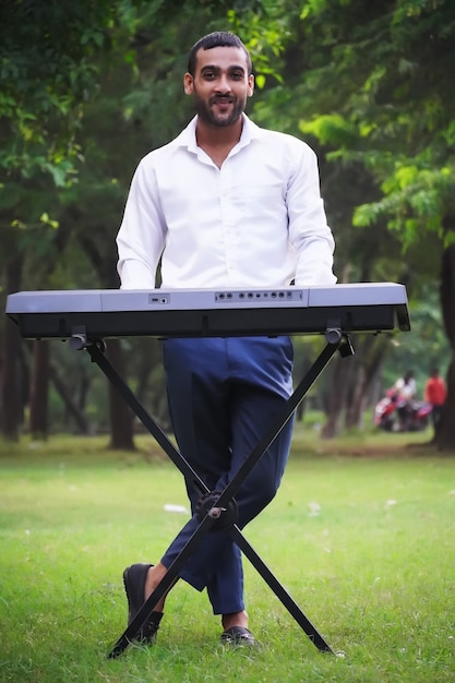 Pianist in wit overhemd staande in de buurt van piano spelen