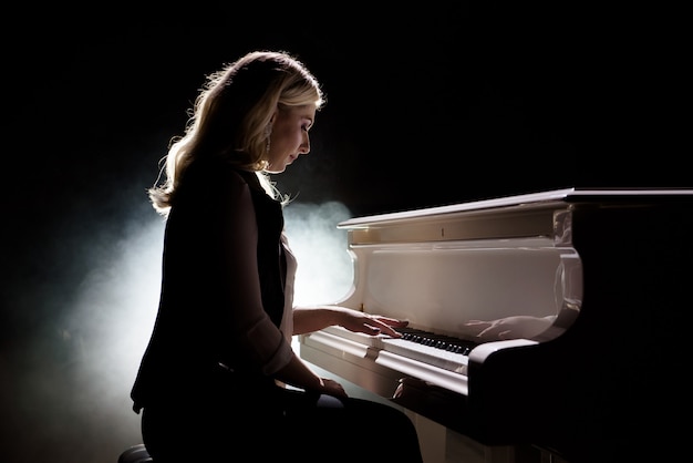 Pianist muzikant pianomuziek spelen. Muziekinstrument vleugel met vrouw performer