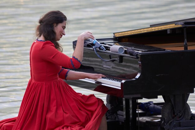Pianista che suona il pianoforte al lago