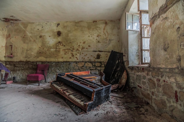 Pianoforte in casa abbandonata