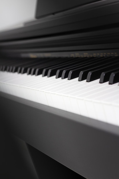 Messa a fuoco selettiva del primo piano del pianoforte