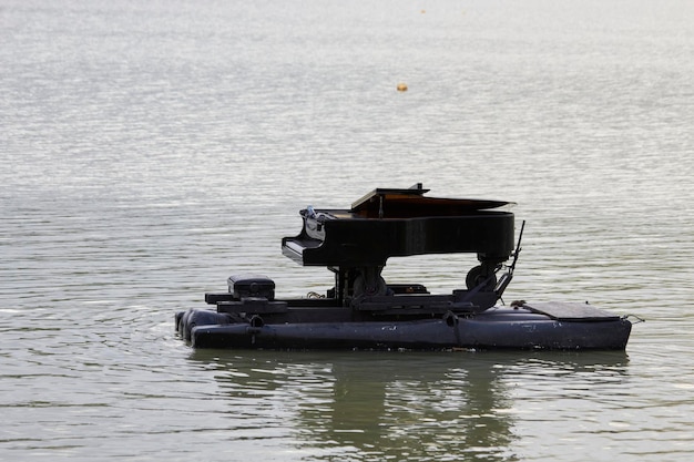 Foto un pianoforte che galleggia nel lago