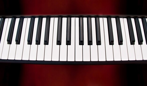 茶色の背景にピアノキーボード