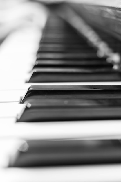 Foto primo piano dei tasti del pianoforte strumento musicale in foto in bianco e nero