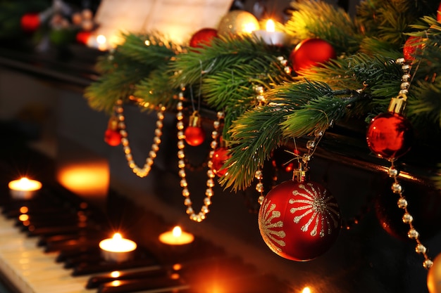 Tasti di pianoforte con decorazioni natalizie, primo piano