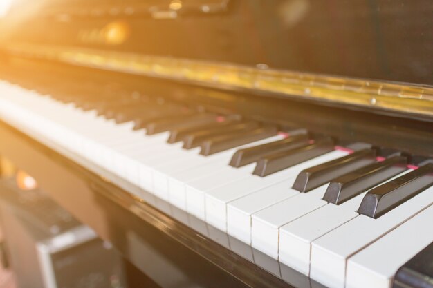 Piano met een licht schijnend