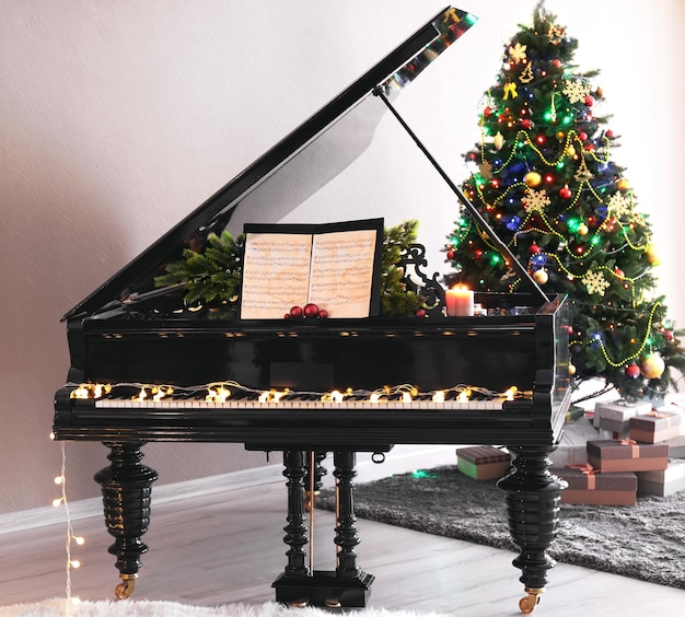 Piano met kerstversiering