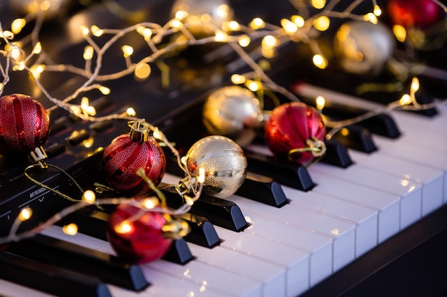 Piano met prachtig kerstdecor, close-up