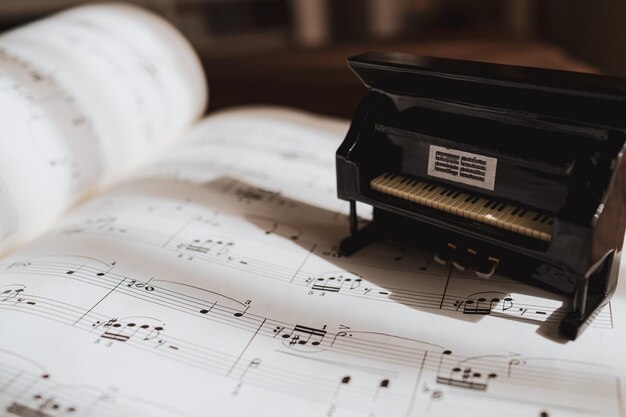 Piano-miniatuur en noten - muziekleerconcept