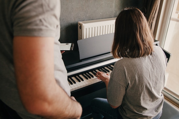 Piano spelen De handen van de Kaukasische persoon spelen op de piano. Hobby's concept.