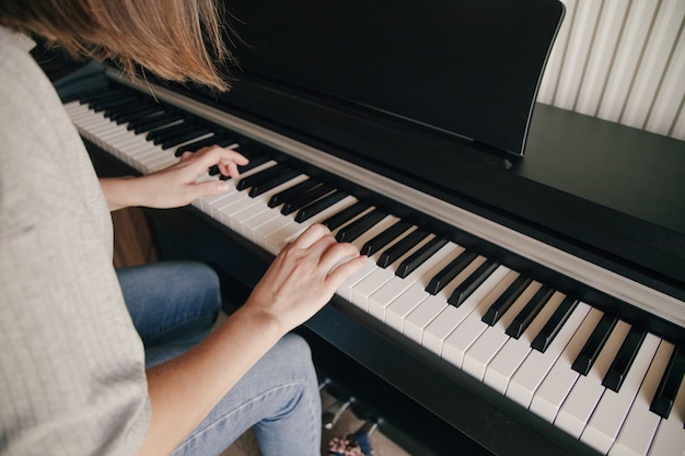 Piano spelen De handen van de Kaukasische persoon spelen op de piano. Hobby's concept.