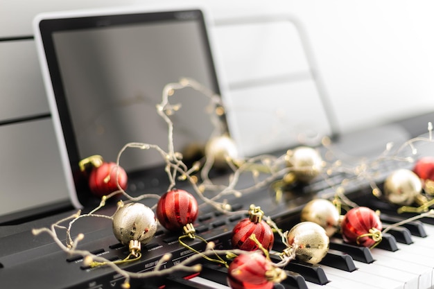 Pianotoetsen met kerstversiering, close-up