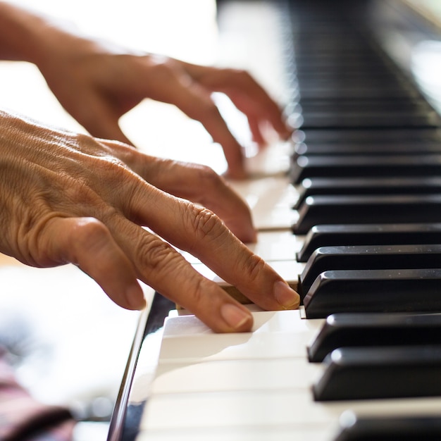 Pianotoetsen, zijaanzicht van instrument muzikaal hulpmiddel.