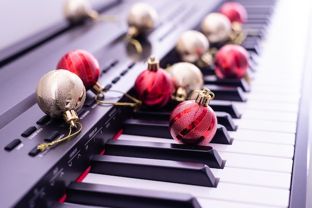 Pianotoetsenbord met kerstslinger close-up