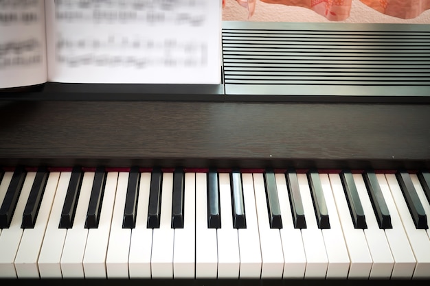 Pianotoetsenbord met muziekblad