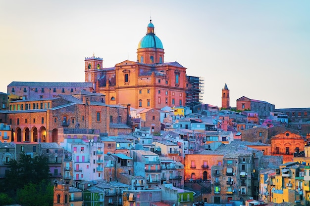 ピアッツァアルメリーナ大聖堂とその旧市街、シチリア島、イタリア。夕方に