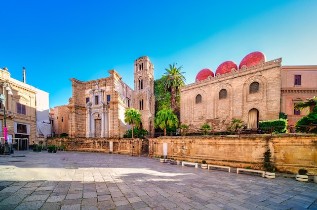 Piazza Bellini met de kerk van S Cataldo en de kerk van Martorana in Palermo