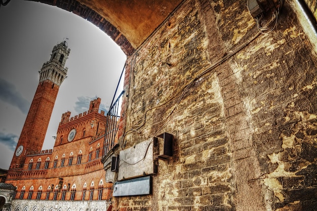 Piazza del campo a siena vista da un arco italia