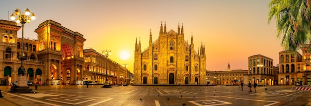 피아자 델 듀오모 대성당 광장 (Piazza del Duomo Cathedral Square) 과 밀라노 대성당 (Cattedrale di Milano) 이 아침에 밀라노 롬바르디아 이탈리아