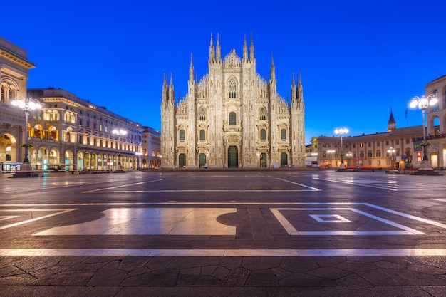 Piazza del duomo kathedraalplein met milaan kathedraal of duomo di milano galleria vittorio emanuele