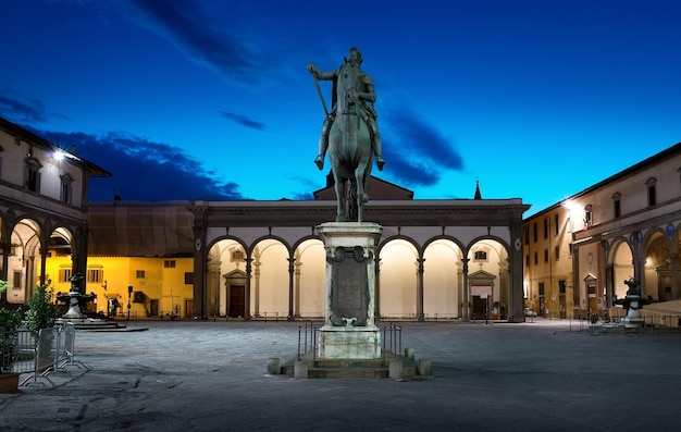 Photo piazza della santissima annunziata and statue of ferdinando i de medici in florence