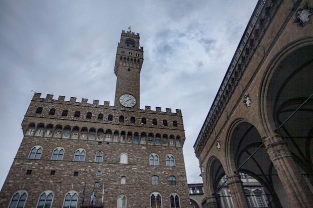 Piazza della Signoria in Florence vol met toeristen die het bezoeken tijdens een winterdag