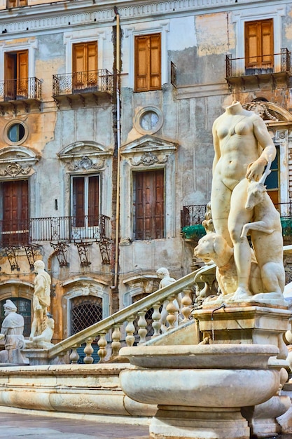 Piazza Pretoria in Palermo en figuren van de Praetoriaanse fontein, Italië