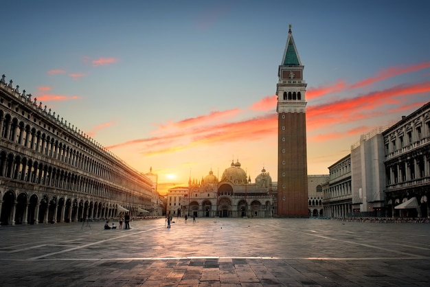 Piazza San Marco in Venetië bij zonsopgang, Italië