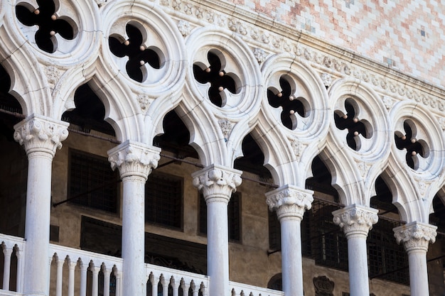 Piazza San Marco, Venetië, Italië. Details in perspectief op oude paleisgevels.