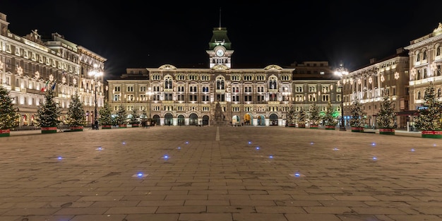 Photo piazza unita ditalia at night atmospheric lights in trieste italy