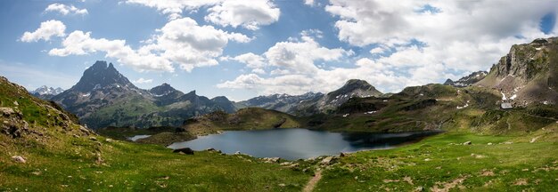 フランスのピレネー山脈にあるピクデュミディオサウ湖とアユス湖