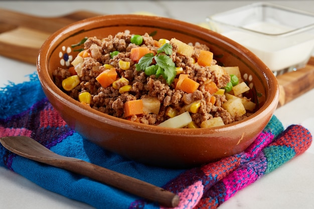 Foto picadillo de res con verduras servido en plato de barro comida mexicana