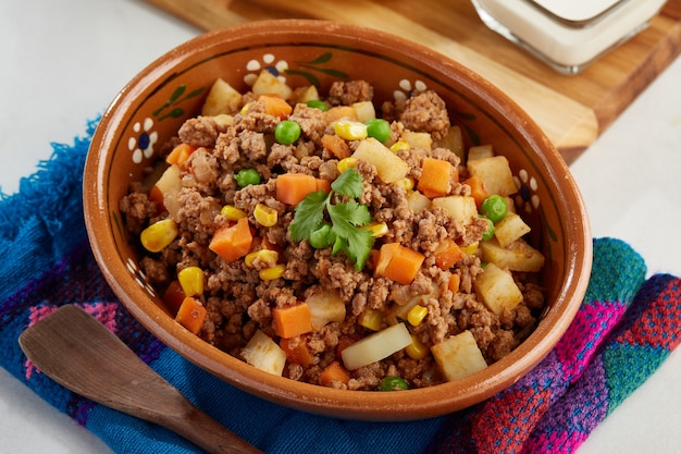 Photo picadillo de res con verduras servido en plato de barro comida mexicana