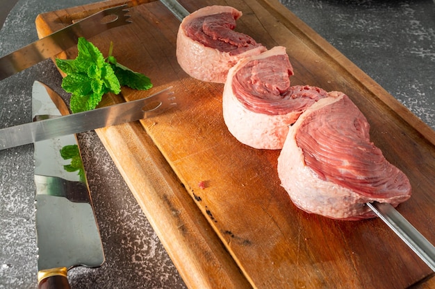 Picanha spies met drie steaks op snijplank