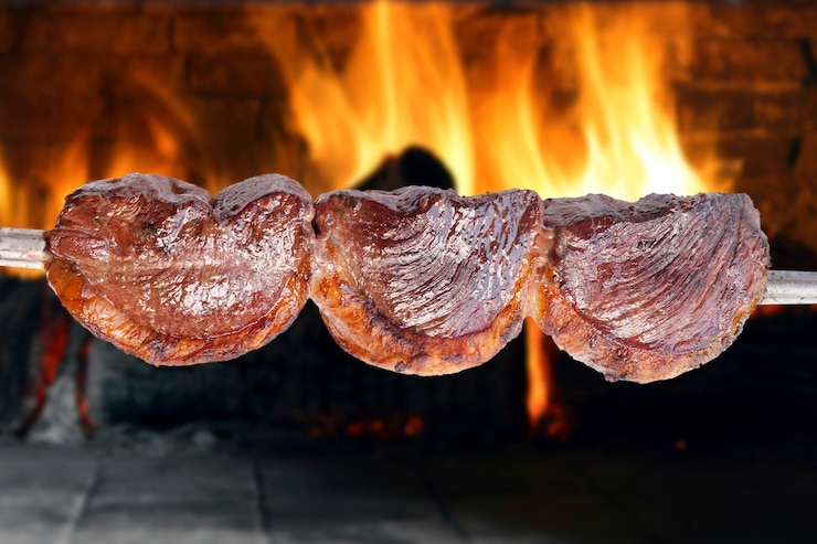 Foto picanha, traditioneel braziliaans rundvlees gesneden