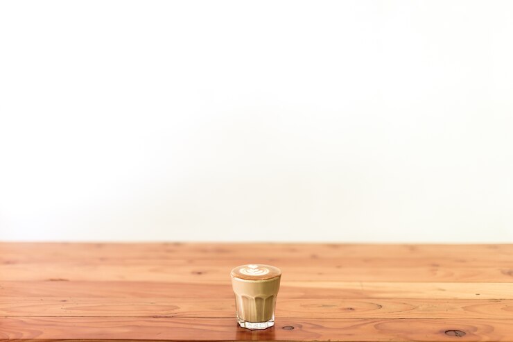 木製テーブル上のピッコロラテコーヒー