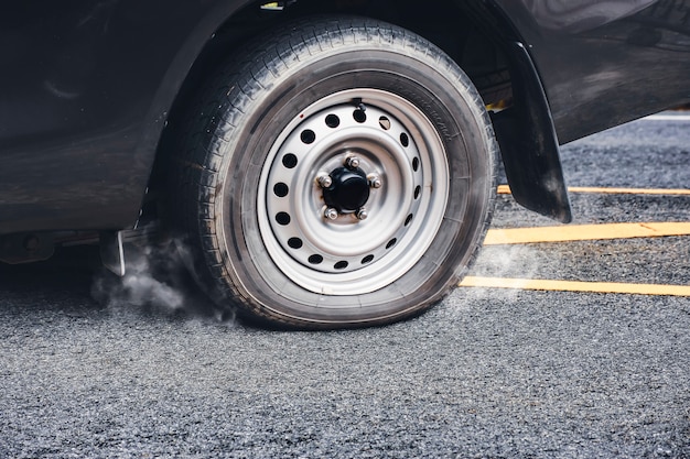 Pick-up truck lekke band op de asfaltweg