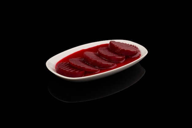 Photo pickled beets with beets water in small plate