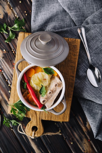 Foto zuppa di cavolo cappuccio con carote e costine di maiale